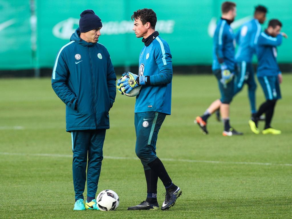 VfL-Trainer Valérien Ismaël (l.) mit seinem Kapitän Diego Benaglio
