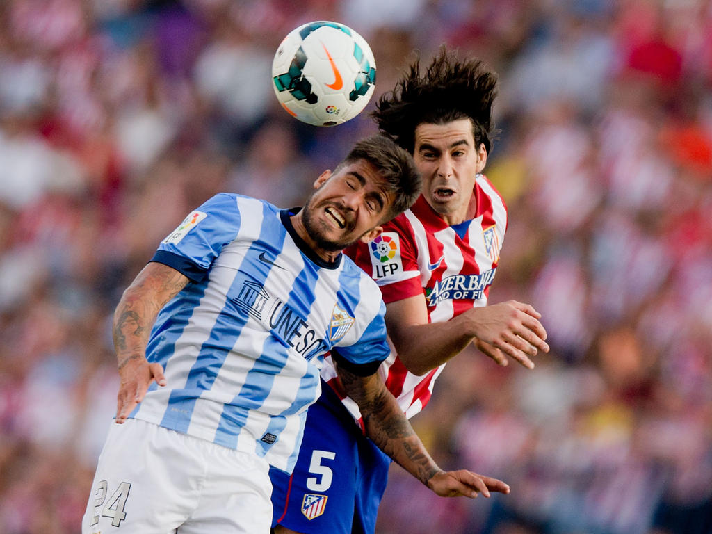 Samu García pugna un balón con Tiago Mendes del Atlético. (Foto: Getty)