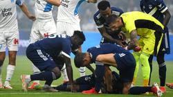 Girondins Bordeauxs Samuel Kalu bricht zusammen