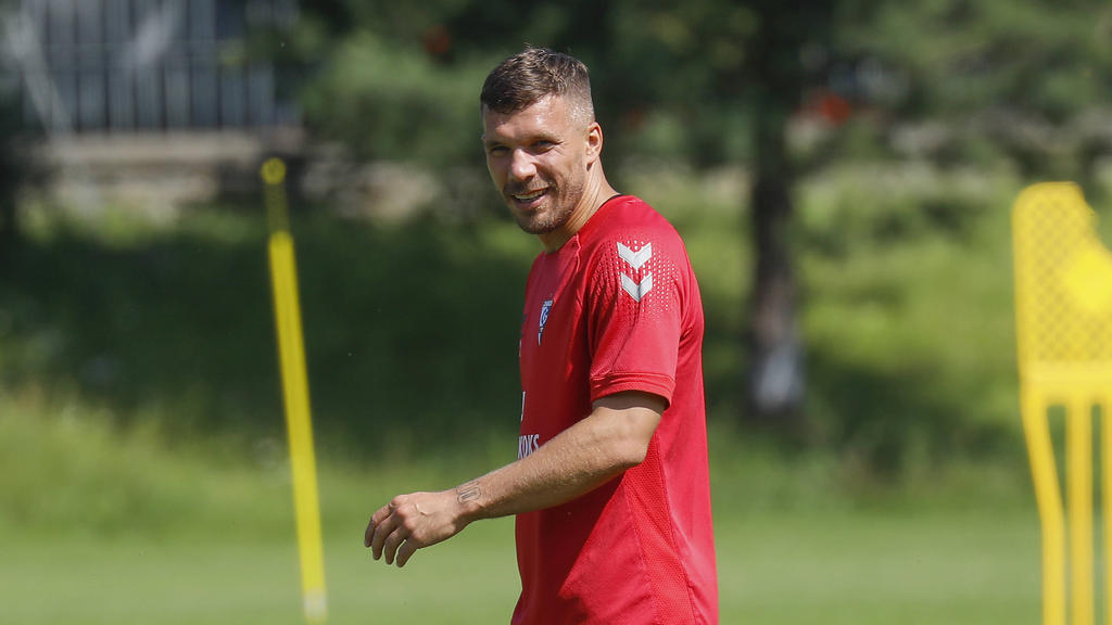 Lukas Podolski verteidigt Joshua Kimmich vom FC Bayern
