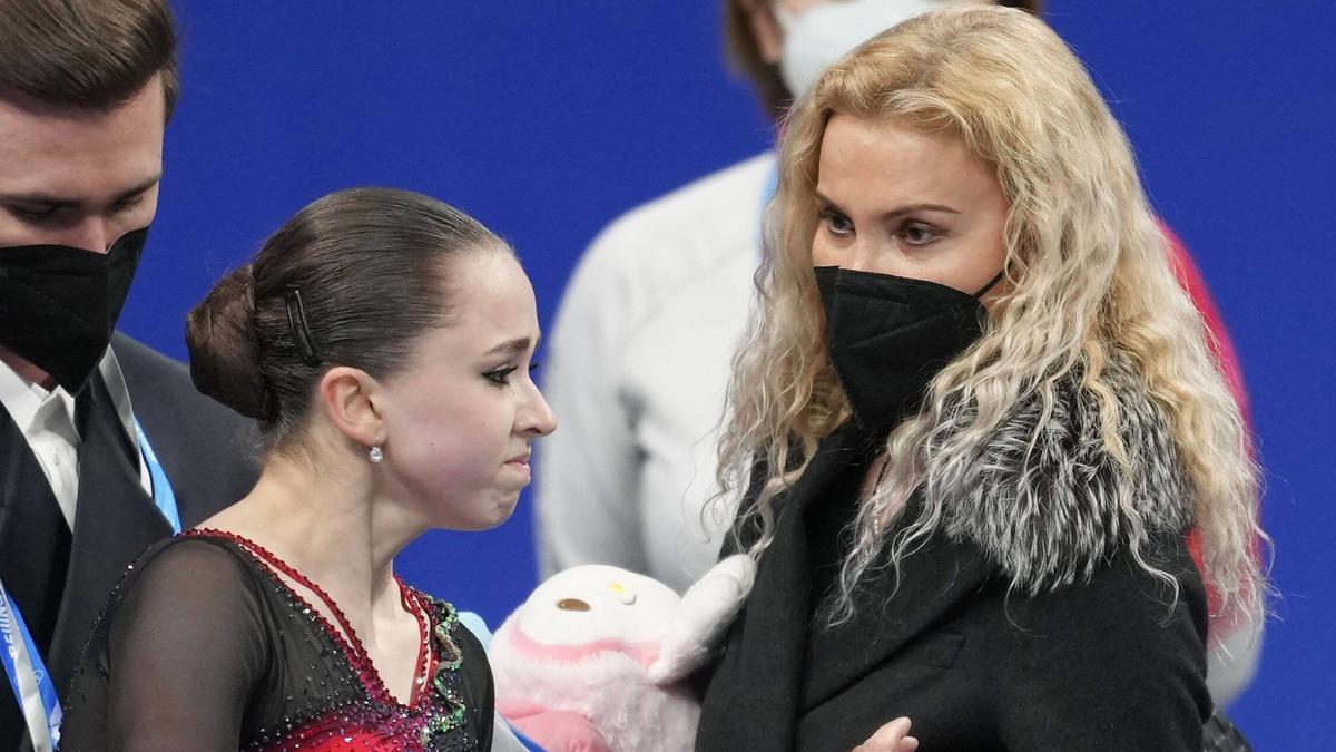 Eteri Tutberidze und Eiskunstlauf-Superstar Kamila Valieva bei den Olympischen Spielen