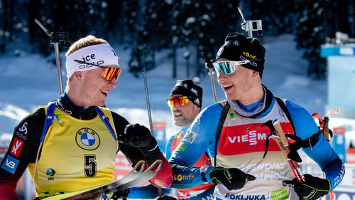 Émilien Jacquelin (r.) will im Biathlon-Weltcup näher an Johannes Thingnes Bö (l.) heranrücken