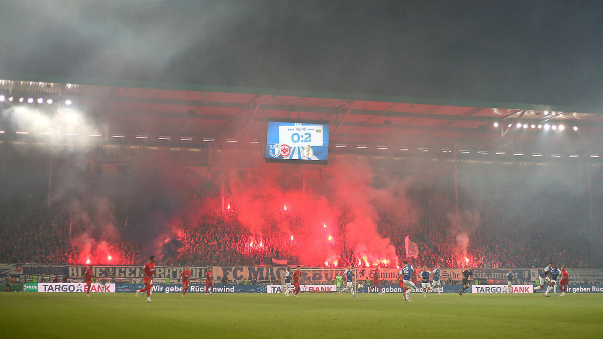 Im DFB Pokal gegen Eintracht Frankfurt brannten die Fans des 1. FC Magdeburg Pyrotechnik ab
