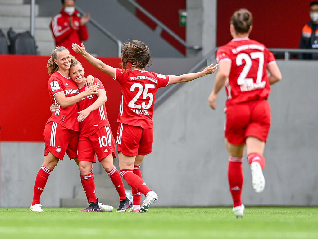 Die Bayern-Spielerinnen bejubeln den Titelgewinn