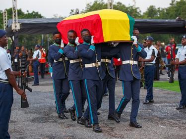 Mitglieder einer militärischen Ehrengarde tragen den Sarg des verstorbenen ghanaischen Fußballspielers Christian Atsu während seiner Beerdigung am State House