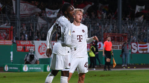 Mathys Tel (li.) will sich beim FC Bayern durchsetzen