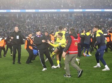 Trabzonspor-Fans hatten nach dem 2:3 gegen Fenerbahce den Platz gestürmt und Spieler sowie Trainer des Gegners angegriffen