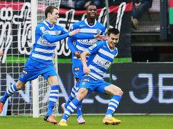 Trent Sainsbury (l.) kopt raak en zet PEC Zwolle in De Goffert op een 0-1 voorsprong tegen NEC Nijmegen. (06-12-2015)