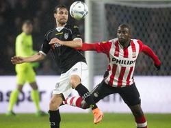 Jetro Willems (r.) en Gonzalo vechten tijdens PSV - Heracles Almelo om de bal, die omhoog schiet na een inspeelpass. (20-12-2016)