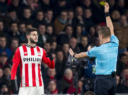 Gastón Pereiro (l.) ontvangt een gele kaart nadat hij Filipe Luís even heeft vastgehouden tijdens de wedstrijd PSV - Atlético Madrid. (24-02-2016)