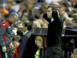 Valencia-trainer Gary Neville baalt van een gemiste kans tijdens het competitieduel met Espanyol. (13-02-2016)