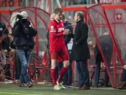 Andreas Bjelland (l.) moet de strijd tijdens de eerste helft van FC Twente - PEC Zwolle staken. (14-03-2015)