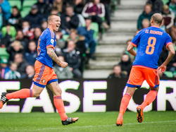 Jordy Clasie (l.) kan in de eerste helft juichen tegen FC Groningen. De aanvoerder van Feyenoord scoort de 0-1. Karim El Ahmadi juicht mee. (26-04-2015)