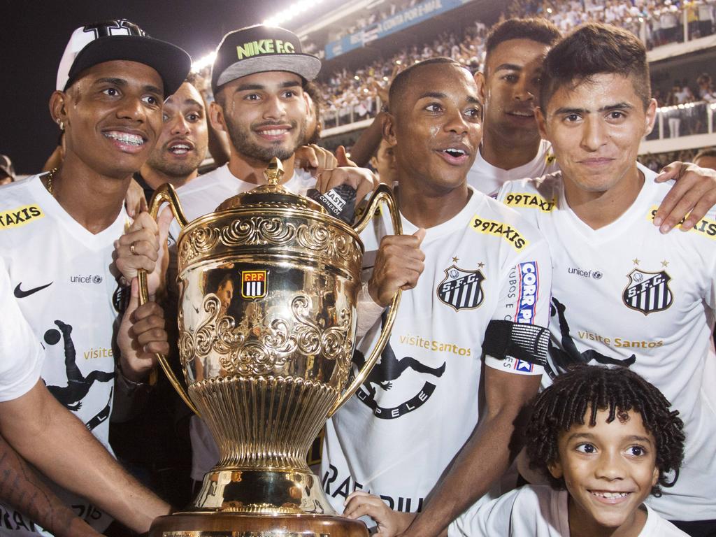 Robinho (3.v.l.) feiert den Gewinn der Regionalmeisterschaft mit dem Santos FC