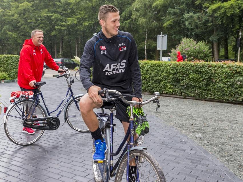 Jeffrey Gouweleeuw is door AZ Alkmaar-trainer John van den Brom benoemd tot nieuwe aanvoerder. Hij volgt daarmee de vertrokken Nemanja Gudelj op. Jeffrey Gouweleeuw is door AZ Alkmaar-trainer John van den Brom benoemd tot nieuwe aanvoerder. Hij volgt daarmee de vertrokken Nemanja Gudelj op.