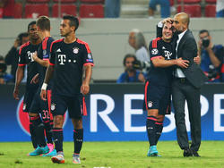 Bayern-Coach Pep Guardiola gratuliert Mario Götze zu seinem Treffer