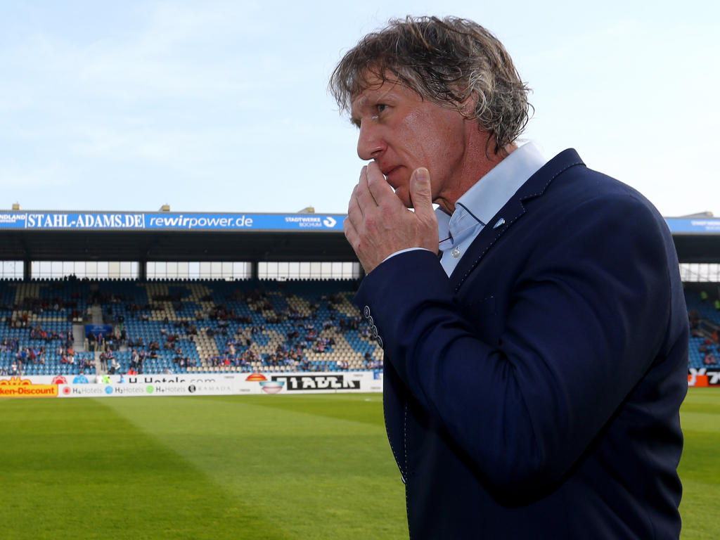 Gertjan Verbeek ist bei der Pressekonferenz explodiert Gertjan Verbeek ist bei der Pressekonferenz explodiert