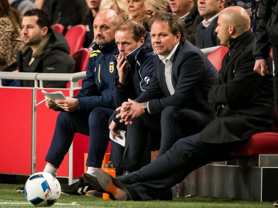 Henk de Jong (m.) wordt tegen Ajax voor het eerst geflankeerd door zijn nieuwe assistent-trainers. Arne Slot (r.) zat al langer bij SC Cambuur, Sipke Hulshoff, die links naast De Jong zit, staat voor zijn eerste klus bij een profclub. (21-11-2015)
