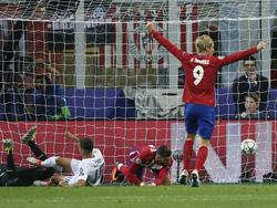 Fernando Torres gooit zijn armen in de lucht als hij Yannick Ferreira-Carrasco de gelijkmaker voor Atlético Madrid ziet maken in de Champions League-finale tegen Real Madrid. (28-05-2016)