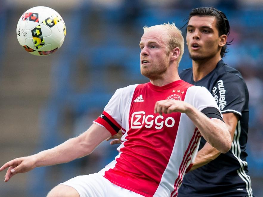 Davy Klaassen (l.) krijgt te maken met landgenoot Karim Rekik (r.) tijdens het oefenduel tussen Ajax en Olympique Marseille. (20-07-2016)