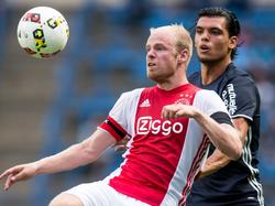 Davy Klaassen (l.) krijgt te maken met landgenoot Karim Rekik (r.) tijdens het oefenduel tussen Ajax en Olympique Marseille. (20-07-2016)
