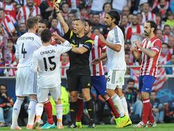 Bjorn Kuipers saca una tarjeta en la final del Real Madrid-Atlético. (Foto: Imago)
