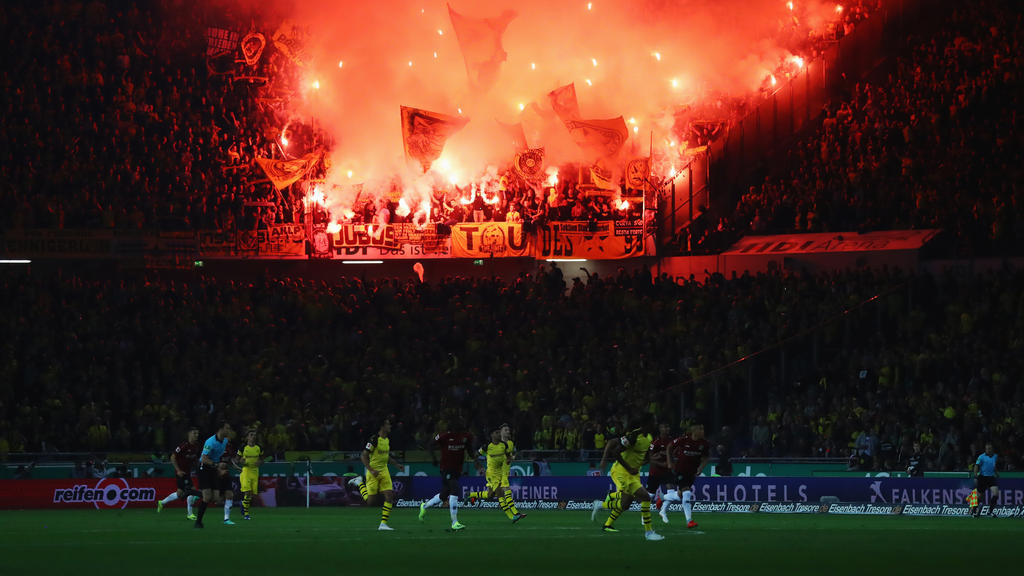 Anhänger von Borussia Dortmund zünden Pyrotechnik in Hannover