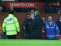 Mourinho se marcha del terreno de juego. (Foto: Getty)