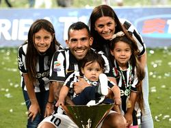 Carlos Tévez junto a su esposa Vanesa y sus tres hijos. (Foto: Imago)