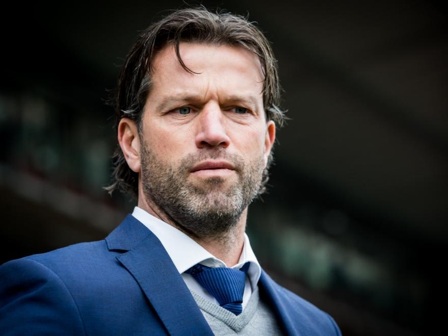FC Groningen-trainer Ernest Faber ziet dat zijn ploeg slap aan het uitduel met Sparta Rotterdam is begonnen. Zijn ploeg kijkt binnen tien minuten spelen tegen een 0-1 achterstand aan. (09-02-2017)