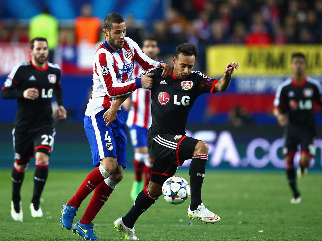 Das letzte Achtelfinale zwischen Atlético und Bayer Leverkusen war umkämpft. Hier im Bild Mario Suárez (links) und Karim Bellarabi.