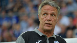 Uwe Neuhaus fordert mit dem DSC den großen FC Schalke