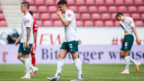 Hängende Köpfe bei den Werder Spielern.