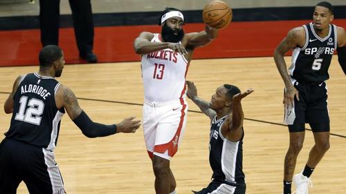 James Harden (M.) will die Rockets verlassen