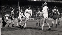 Ottmar Hitzfeld (M.) und der VfB Stuttgart stiegen 1977 in die Bundesliga auf