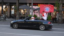 Bayern-Fans fahren nach der gewonnenen Meisterschaft über die Münchener Leopoldstraße