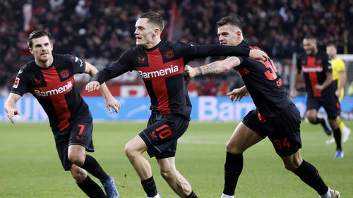 Leverkusen-Star Granit Xhaka (rechts) freut sich auf die Winterpause