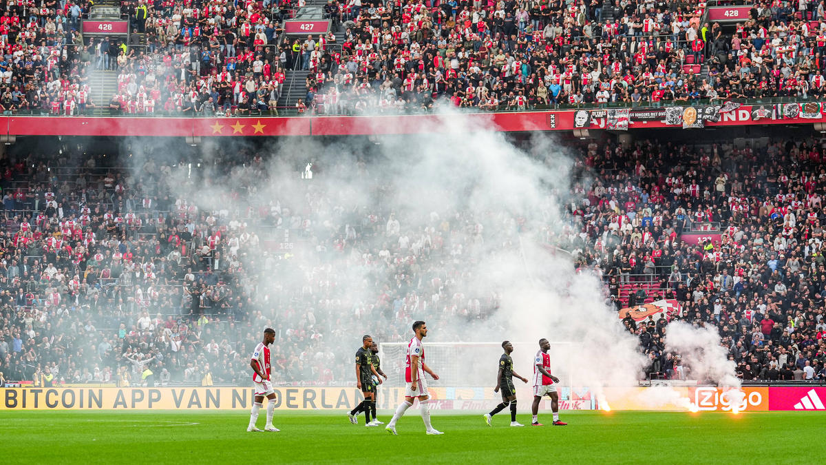 Fans von  Ajax Amsterdam haben für den Abbruch des Spiels gegen Feyenoord Rotterdam gesorgt