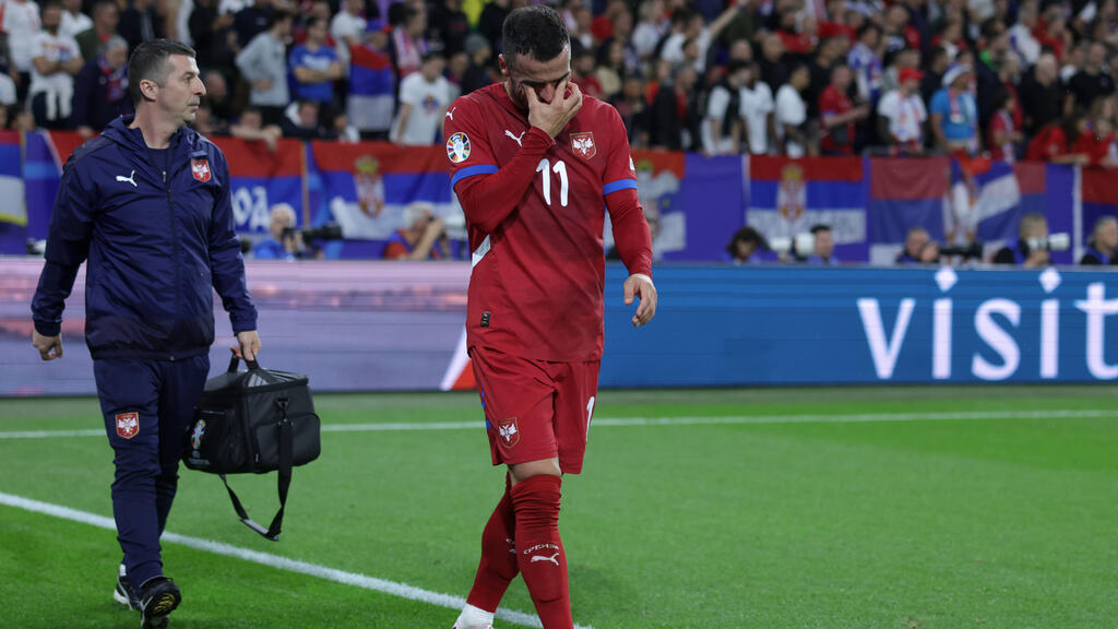 Filip Kostic verlässt das Feld im Spiel gegen England