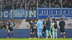 Spieler und Fans des VfL Bochum nach dem 1:1 in Wolfsburg