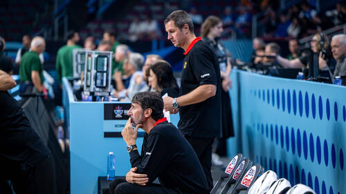 Teilten sich die Aufgaben: Bundestrainer Mumbru (vorne) und Assistent Ibrahimagic (hinten)
