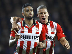 PSV knokt zich terug in de wedstrijd. Met een rake vrije trap tekent Jürgen Locadia (l.) voor de 1-1 tegen Heracles Almelo. (16-12-2015)