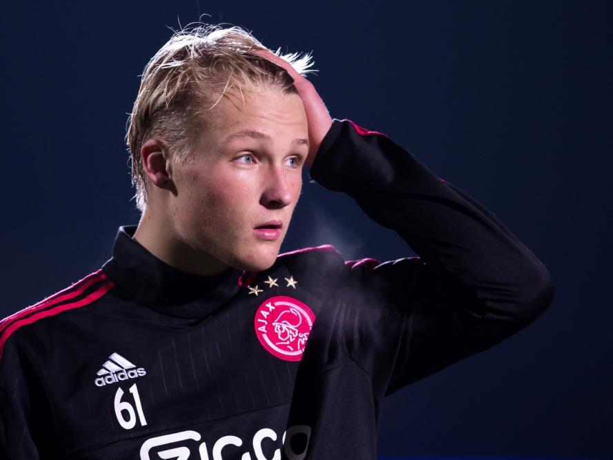 Kasper Dolberg mag voor het eerst mee met de grote jongens op trainingskamp. De Deense spits speelt normaal gesproken bij Ajax A1, maar dat niveau is al te laag voor hem. Daarom is besloten dat hij met Ajax mee naar Turkije mag voor het trainingskamp. (04-01-2016) Kasper Dolberg mag voor het eerst mee met de grote jongens op trainingskamp. De Deense spits speelt normaal gesproken bij Ajax A1, maar dat niveau is al te laag voor hem. Daarom is besloten dat hij met Ajax mee naar Turkije mag voor het trainingskamp. (04-01-2016)