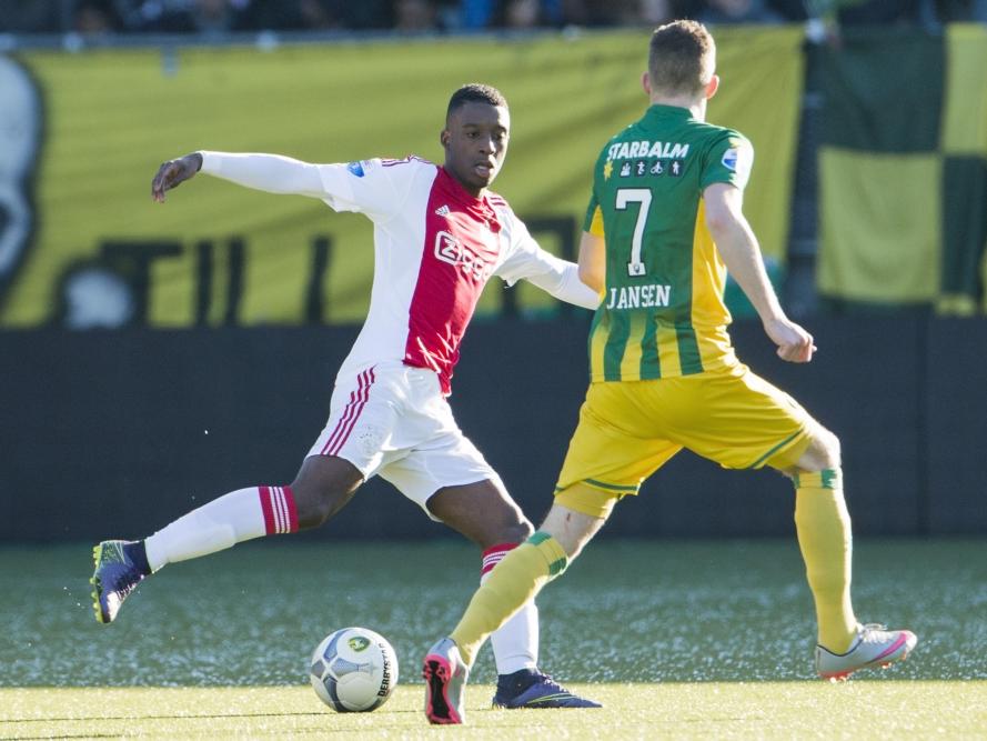 Riechedly Bazoer (l.) probeert Kevin Jansen met een lichaamsschijnbeweging op het verkeerde been te zetten tijdens het competitieduel ADO Den Haag - Ajax. (17-01-2016)