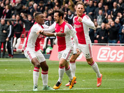 Amin Younes (m.) zorgt ervoor dat het weer gelijk staat bij Ajax - Feyenoord. De Duitser rondt een prachtige solo op beheerste wijze af en viert daarna de 1-1 met Riechedly Bazoer (l.) en Nemanja Gudelj (r.). (07-02-2016)