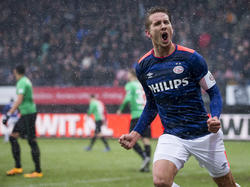 Luuk de Jong zet PSV met het hoofd op een 0-1 voorsprong tijdens het Eredivisie-duel met NEC. (14-02-2016)