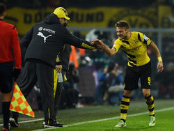 Dortmunds Trainer Jürgen Klopp (l.) schöpfte aus dem 2:2 gegen Wolfsburg Mut