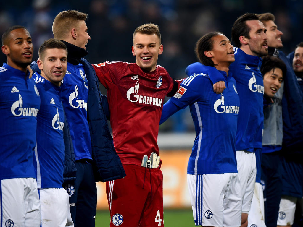 Los futbolistas del Schalke saludan a su público tras el encuentro. (Foto: Getty)