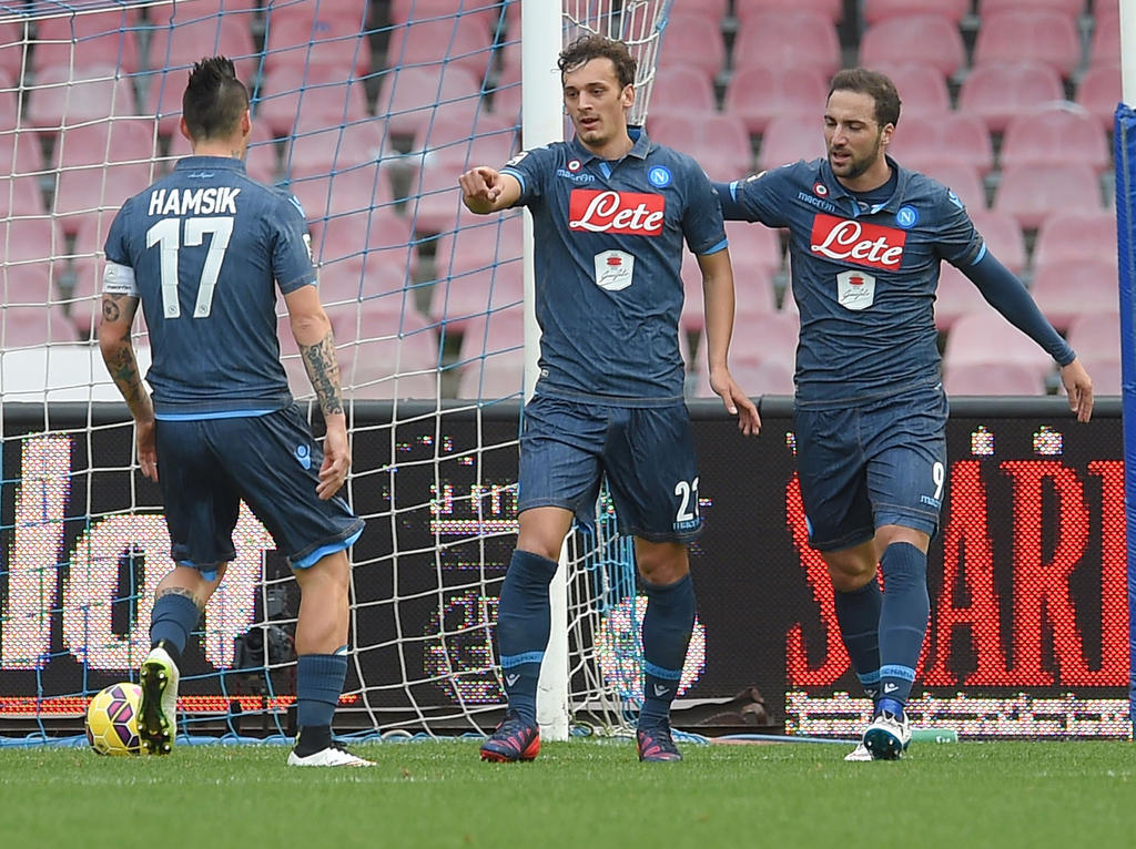 Manolo Gabbiadini calebra su gol junto a Higuaín y Hamsik. (Foto: Getty)