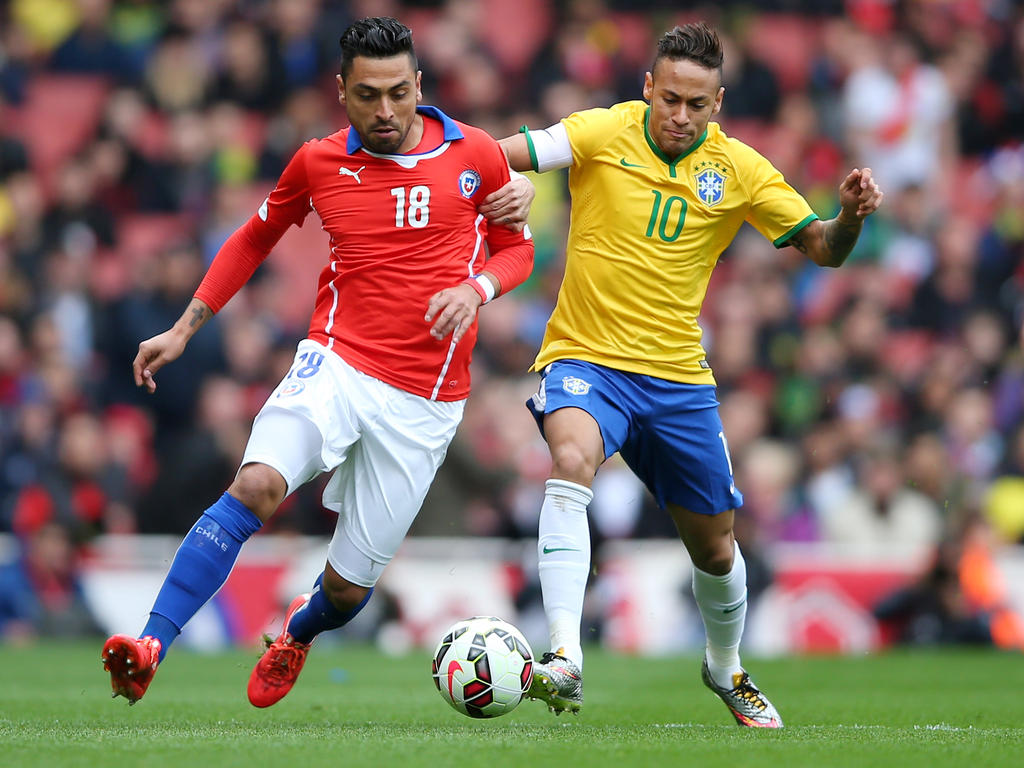 Gonzalo Jara lucha contra Neymar en partido internacional con Chile. (Foto: Getty)